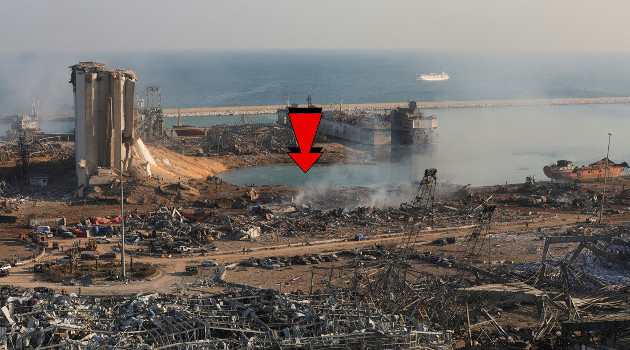 Marcado con la flecha en rojo, cráter en el lugar exacto de la explosión en Beirut, Líbano. Imagen del 5 de agosto de 2020. /Foto: Mohamed Azakir (Reuters)
