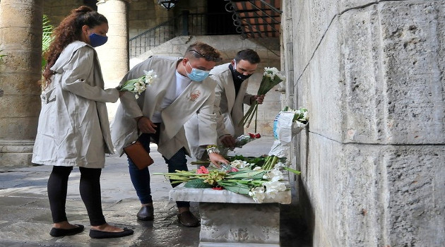 Jóvenes estudiantes del Colegio Universitario San Gerónimo de La Habana, con flores en las manos rinden homenaje a Eusebio Leal. /Foto: Abel Rojas Barallobre