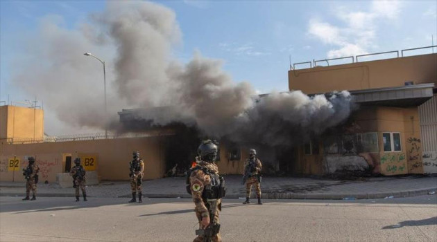 Agentes de seguridad vigilan la embajada de EE.UU. en Bagdad, capital iraquí, blanco de ataques este sábado./Foto: HispanTV