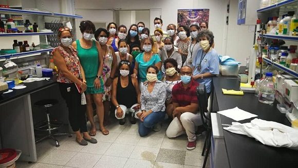 Equipo CIM que trabajó en el proyecto del candidato vacunal cubano contra la COVID-19. Foto: Cortesía del CIM.