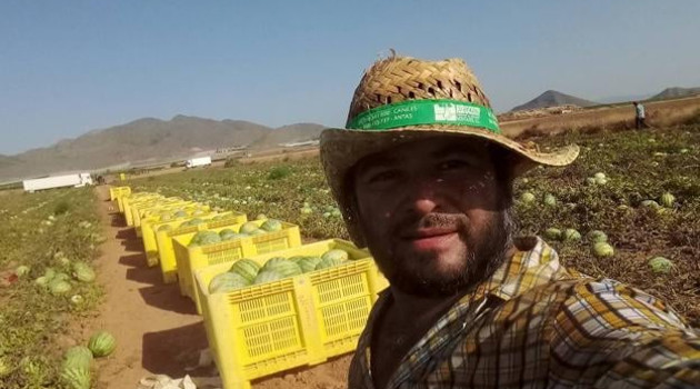 El sol de Murcia castiga. Con la mejor sonrisa que fue capaz de esbozar, Eleazar Blandón se hace un selfie para la familia al otro lado del Atlántico.