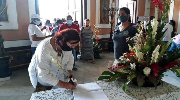 El pueblo de Cienfuegos acudió masivamente a firmar el libro de condolencias. / Foto: cortesía de la OCCC
