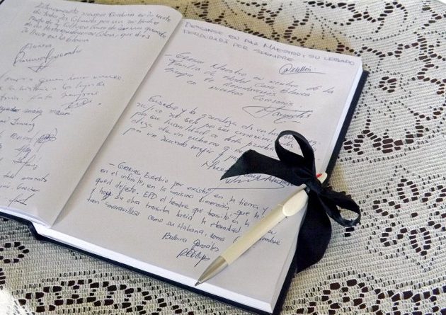 Libro de condolencias abierto en Cienfuegos para rendir tributo a Eusebio Leal Spengler. / Foto: Igorra