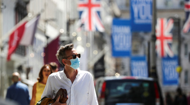 Un hombre con mascarilla pasea por una calle de Londres, Reino Unido, el 18 de julio de 2020. /Foto: Simon Dawson (Reuters)