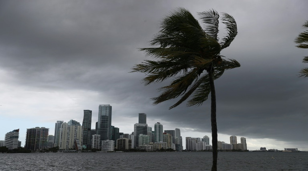 Nubes de tormenta sobre el cielo de Miami, cuando se acerca el huracán Isaías. /Foto: Joe Raedle (Getty Images North America-AFP)
