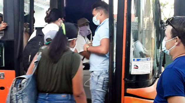 El uso del nasobuco en el transporte público es obligatorio. /Foto: ACN