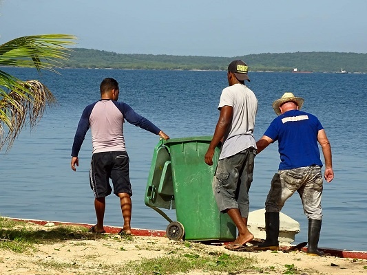 Foto: Trabajadores del centro recreativo La Punta recuperan su instalación gastronómica./Foto: Comunicadora Asamblea Cienfuegos.