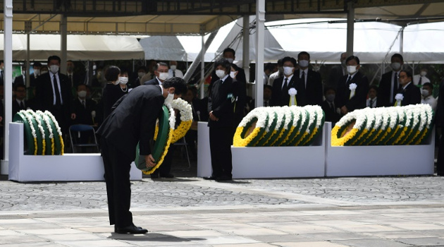 El primer ministro japonés Shinzo Abe, este 9 de agosto de 2020, en la ceremonia de conmemoración del 75 aniversario del bombardeo atómico de la ciudad de Nagasaki. /Foto: Philip Fong (AFP)