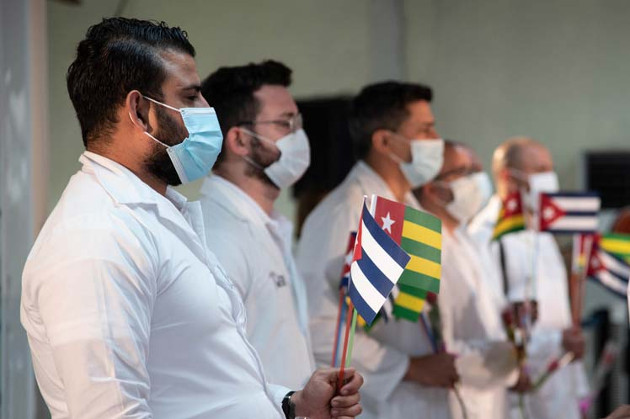 Recibimiento a la brigada médica que llegó de Togo. /Foto: José Tito Meriño