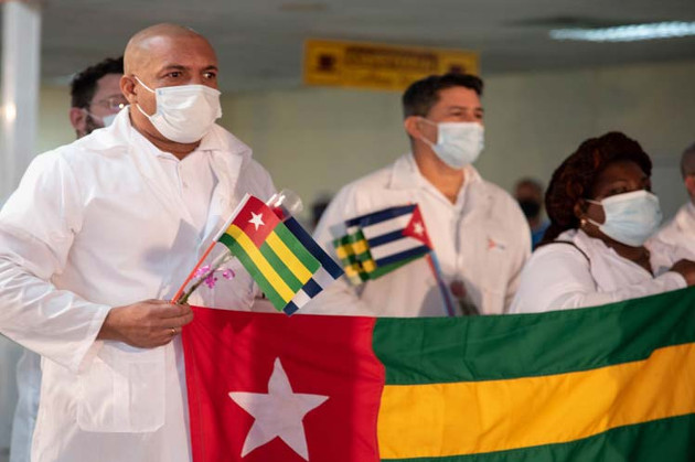 Recibimiento a la brigada médica que llegó de Togo. /Foto: José Tito Meriño