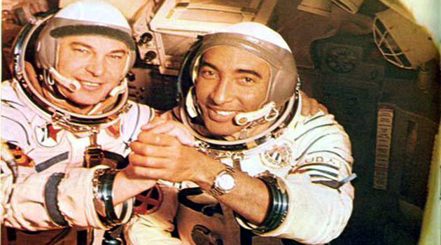 Cosmonauta soviético Yuri Romanenko y el general de brigada y Héroe de la República de Cuba, Arnaldo Tamayo Méndez, primer latinoamericano en viajar al espacio. /Foto: Archivo Granma