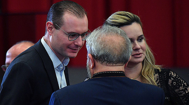 Cristiano Zanin y Valeska Martins, abogados de defensa del expresidente Luiz Inácio Lula da Silva. /Foto: Nelson Almeida (AFP)