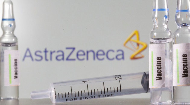 La farmacéutica anunció este martes que la tercera fase de sus ensayos clínicos fue detenida para investigar una "enfermedad potencialmente inexplicable" en un participante. /Foto: Dado Ruvic/Illustration (Reuters)