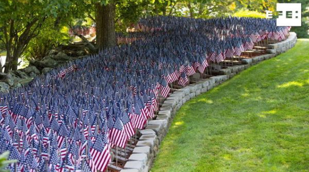 Más de 8 mil banderas situadas en el patio de Mike Labbe en Grafton, Massachusetts, rinden homenaje a los muertos por COVID-19 en ese estado. /Foto: C.J. Gunther (EFE)
