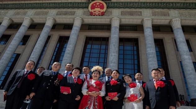 Personal de salud galardonado por su gestión durante la pandemia, posa ante el Gran Palacio del Pueblo de Pekín, el 8 de septiembre de 2020 en la capital china. /Foto: Nicolas Asfouri (AFP)