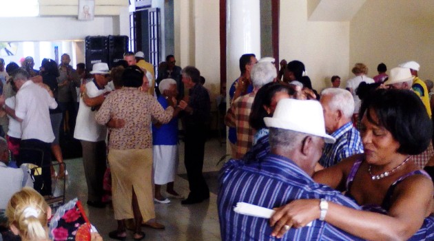 Cultores y bailadores de danzón en el Salón Minerva de Cienfuegos./Foto: Centro de Documentación