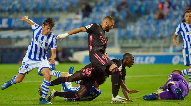 Ferland Mendy y Karim Benzema, de Real Madrid, cargan sobre la portería de la Real Sociedad, en partido de la liga española jugado el 12 de septiembre de 2020 en San Sebastián. /Foto: Ander Gillenea (AFP)