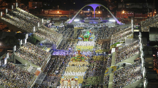 El carnaval de Río reune a decenas de miles de personas. Desfile de escuelas de la Serie A en el sambódromo de Sapucaí. /Foto: Cezar Loureiro / Riotur