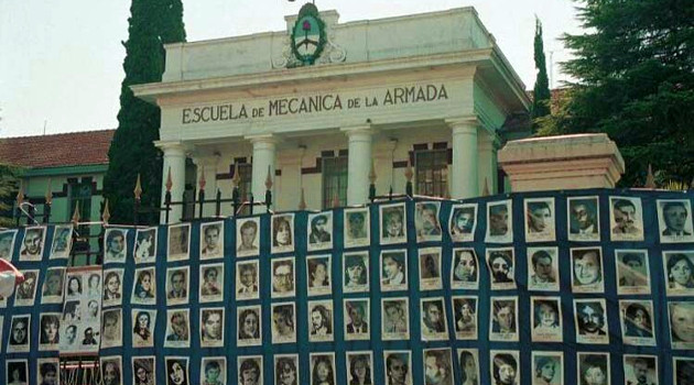 Fotos de desaparecidos frente a la Escuela de Mecánica de la Armada, centro de torturas durante la dictadura militar argentina. /Foto: Prensa Latina