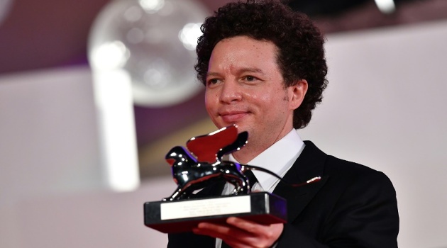 El director mexicano Michel Franco posa con el León de Plata que recibió por Nuevo Orden, en el último día del 77° Festival de Cine de Venecia. /Foto: Tiziana Fabi (AFP)