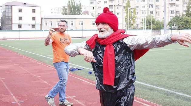 Bagama Aigúbov, de 66 años, perdió casi 10 kilos de peso corporal durante una carrera de cinco horas bajo el monitoreo de médicos. /Foto: Instagram / Ministerio de Cultura Física y Deportes de Daguestán