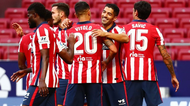 Varios jugadores del Atlético de Madrid celebran un gol del uruguayo Luis Suárez durante su estreno con el conjunto colchonero. /Foto: Reuters