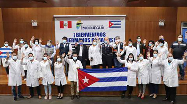 Bienvenida a médicos del contingente médico Henry Reeve en Perú. /Foto: Archivo.