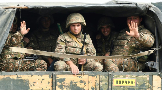 Un camión del Ejército de Nagorni Karabaj se dirige a la ciudad de Martakert (nombre armenio) o Agdara (azerí), el 29 de septiembre de 2020. /Foto: AFP