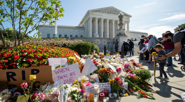 Cientos de personas acudieron a depositar flores ante la Suprema Corte de Justicia de EEUU el 19 de septiembre de 2020 como tributo a la fallecida jueza Ruth Bader Ginsburg. /Foto: José Luis Magana (AFP)