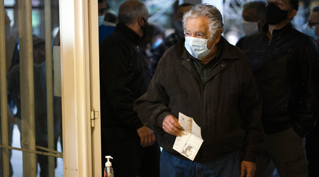 José Mujica llega a un colegio electoral durante las elecciones municipales en Montevideo, Uruguay, el 27 de septiembre de 2020. /Foto: Matilde Campodonico (AP)