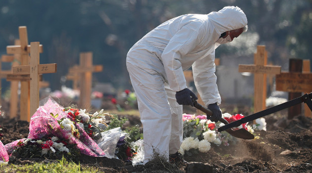 Un trabajador cava una nueva tumba en el cementerio de Flores, en Buenos Aires (Argentina), 13 de agosto de 2020. /Foto: Agustin Marcarian (Reuters)