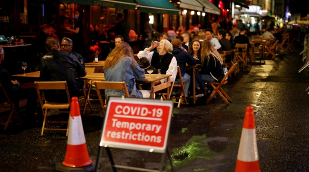 Un café en el Soho de Londres el 23 de septiembre de 2020, en medio de nuevas restricciones que obligan a los pubs británicos a cerrar más temprano. /Foto: Tolga Akmen (AFP)