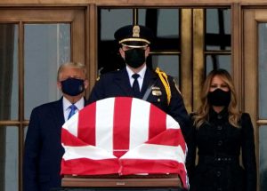 El presidente de Estados Unidos, Donald Trump (izq), y la primera dama, Melania Trump, durante los funerales de la jueza de la Corte Suprema de Justicia Ruth Bader Ginsburg en Washington, el 24 de septiembre de 2020. /Foto: Alex Edelman