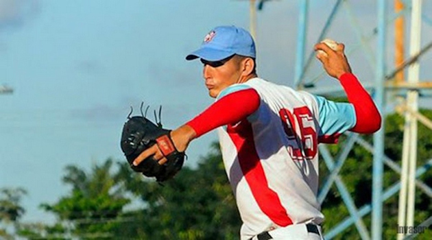 Hoy la foto de portada no podría ser para nadie más que el joven avileño Arnaldo Rodríguez, autor de un juego de cero hit-cero carreras en la jornada. /Foto: periódico Invasor