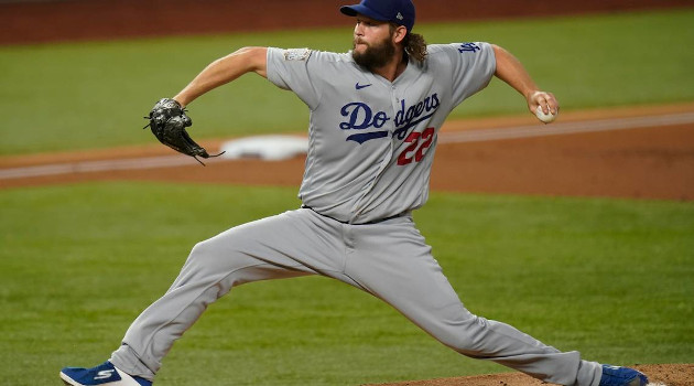 El abridor Clayton Kershaw, de los Dodgers de Los Ángeles, lanza en el primer inning del quinto partido de la Serie Mundial ante los Rays de Tampa Bay, el domingo 25 de octubre de 2020, en Arlington, Texas. /Foto: Eric Gay (AP)