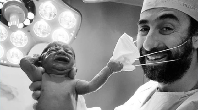 Un bebé sostiene la mascarilla de un médico al nacer. /Foto: Instagram/ @dr.samercheaib