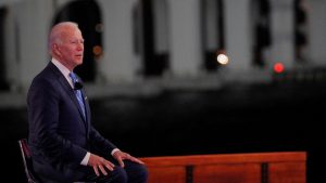 La insólita discusión entre dos seguidores de Trump y Biden en Florida 