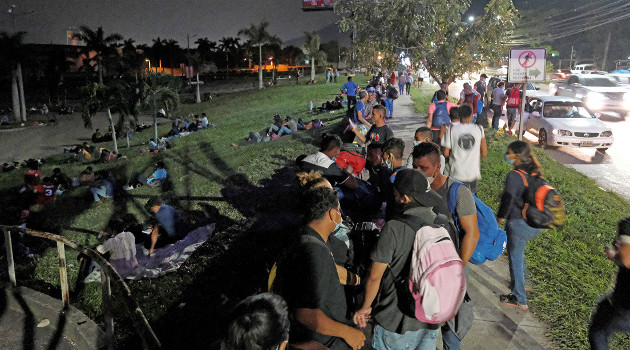 Hondureños se reúnen para participar en una caravana que se dirige a EE.UU. desde San Pedro Sula, en Honduras, el 30 de septiembre de 2020. /Foto: STR (Reuters)