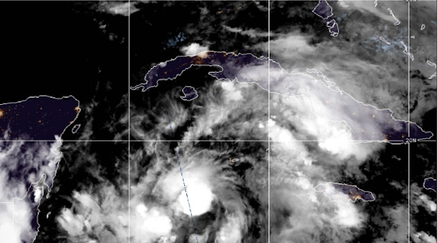 Foto satelital del organismo tropical al sur de Cuba. /Imagen: National Hurricane Center