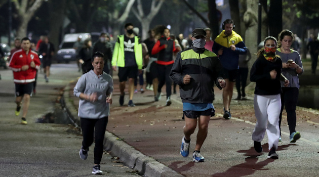 Personas haciendo deporte durante la flexibilización de la cuarentena en Buenos Aires, Argentina, 8 de junio de 2020. /Foto: Agustin Marcarian (Reuters)
