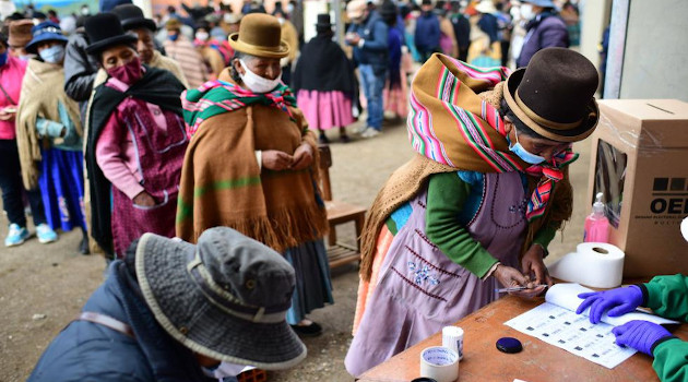 Una mujer indígena firma después de emitir su voto en un colegio electoral en Huarina, Bolivia, el 18 de octubre de 2020 durante las elecciones generales en el país. /Foto: Ronaldo SCHEMIDT (AFP)