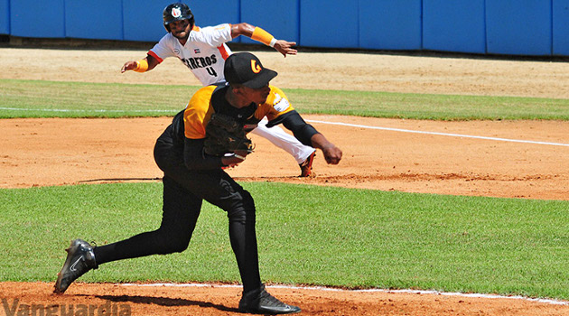 El jovencito zurdo Enyer Fernández Favier en su anterior aparición en el estadio Sandino. Hoy se hizo con su primer triunfo en series nacionales. /Foto: Carolina Vilches (periódico Vanguardia)