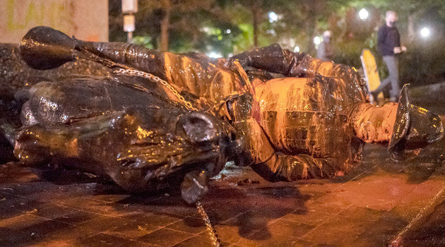 Estatua caída del presidente Theodore Roosevelt durante una protesta en Portland, Oregón, el 11 de octubre de 2020. /Foto: Nathan Howard (AFP)