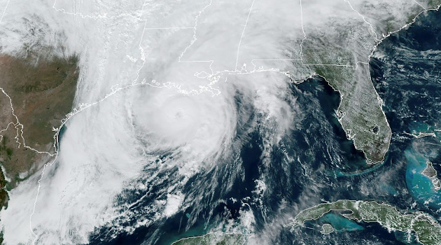 Imágenes satelitales muestran al huracán Zeta en su trayectoria por el Golfo de México hacia Luisiana, el 28 de octubre de 2020. /RAMMB/NOAA/NESDIS/AFP