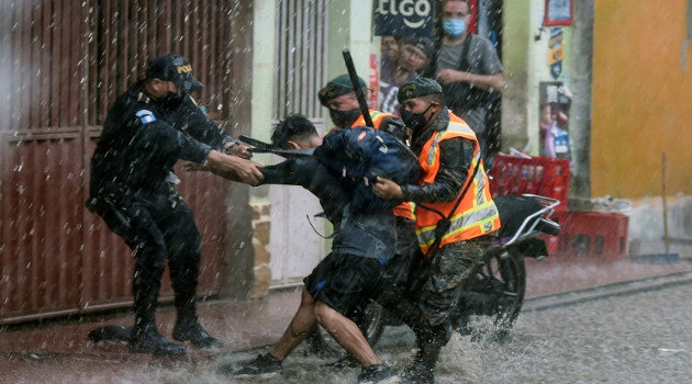 El presidente Giammattei ordenó la detención y retorno a Honduras de todos los que hubieran violado los protocolos de salud al ingresar ilegalmente a territorio guatemalteco. /Foto: Alfredo Estrella (AFP)