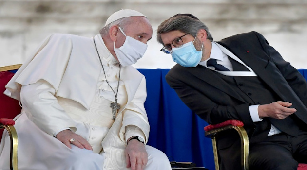 El papa Francisco y el rabino jefe de Francia, Haim Korsia, hablan durante una ceremonia por la paz con representantes de varias religiones, el 20 de octubre de 2020 en la plaza del Campidoglio, en Roma. /Foto: Andreas Solaro (AFP)