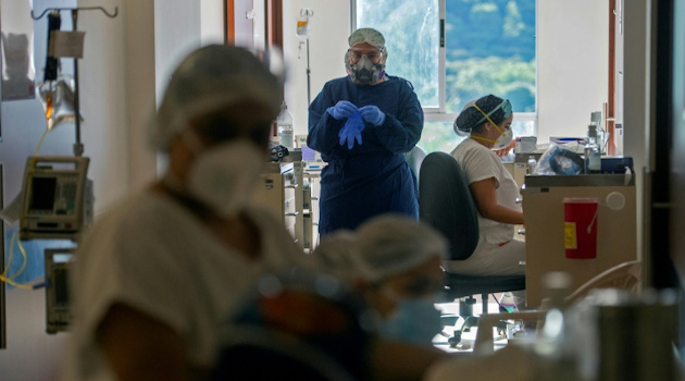 Personal sanitario trabaja en la Unidad de Cuidados Intensivos del Hospital General de Medellín, en Colombia, el 20 de agosto de 2020. /Foto: Joaquín Sarmiento (AFP)