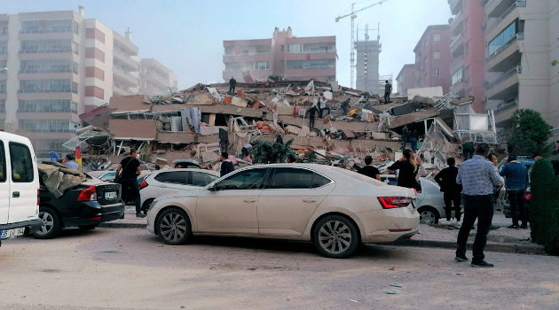 Edificio derrumbado en Izmir, Turquía tras el terremoto que sacudió a Turquía y Grecia. 30 de octubre de 2020. /Foto: DHA / AP