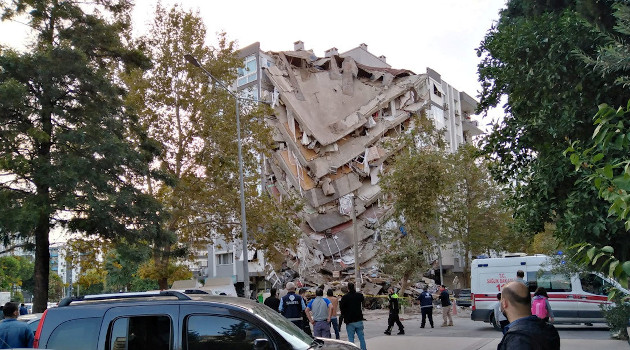 Un edificio de Esmirna, Turquía, afectado por el terremoto que se registró en el mar Egeo, el 30 de octubre de 2020. /Foto: Tuncay Dersinlioglu / Reuters