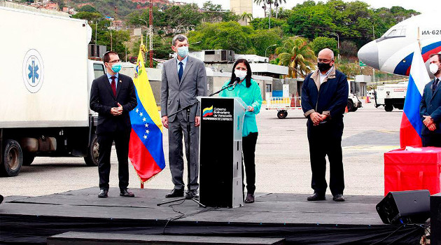 Vicepresidenta de Venezuela, Delcy Rodríguez, durante el acto de recibimiento del cargamento de vacunas rusas. /Foto: Twitter @ViceVenezuela